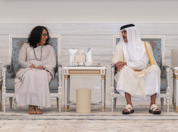 Prime Minister Meets the Amir of the State of Qatar and Conveys Condolences on the Passing of the Father Amir